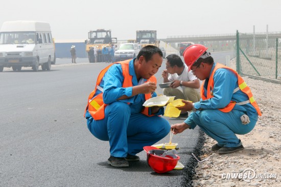 高清图:筑路工人的午饭 喝很多水却不需要小解