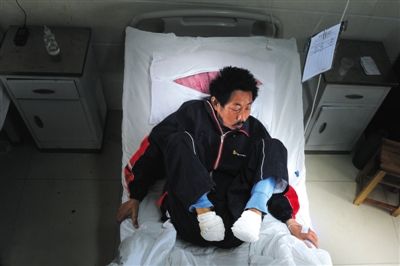 5月11日，医院的病床上，刘敦和只能蜷缩着双腿，痛苦不堪。