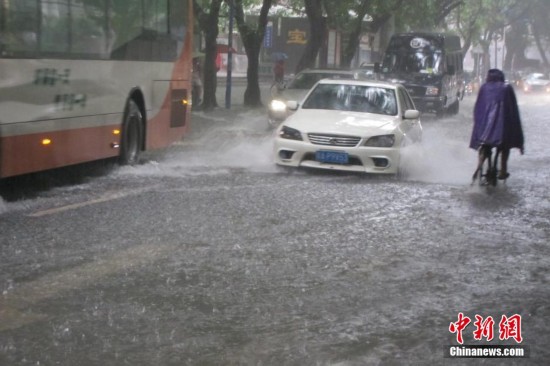 暴雨再袭广州:城区出现水淹 汽车在水中艰难行