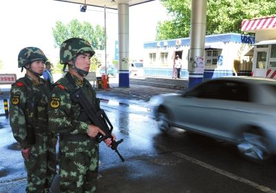 武警开守进京入口 百余名官兵进驻17处进京检查站