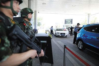 昨日,通州区白庙检查站,武警持枪执勤.