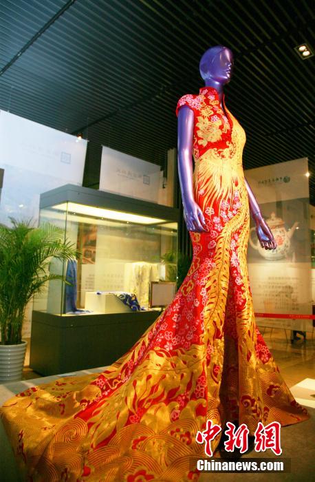 杭州展出千万元黄金旗袍 含14公斤纯金线
