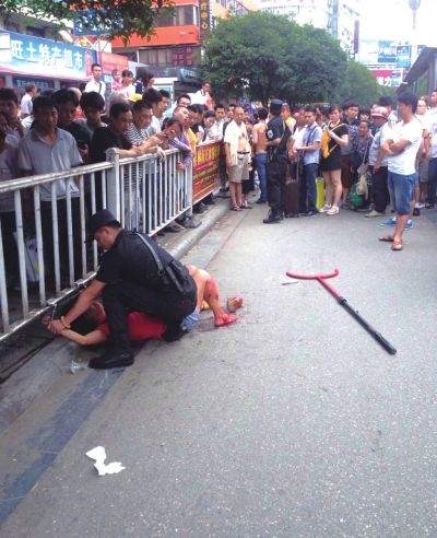 广西桂林女子砍人被开枪制服 警方确认其患精