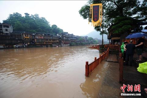 6月2日，凤凰古城沱江水位上涨。