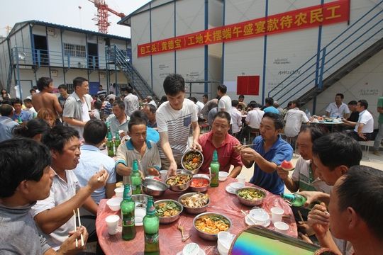 郑州一包工头工地大摆端午宴 230名农民工吃喝