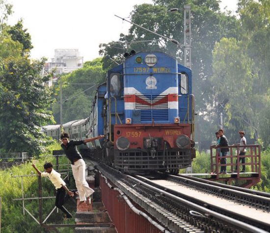 印度竟兴起 死亡飞车 游戏 火车逼近后逃离铁轨