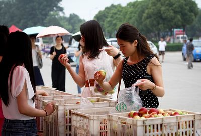 女大学生在校摆摊卖家里滞销油桃 学生老师热