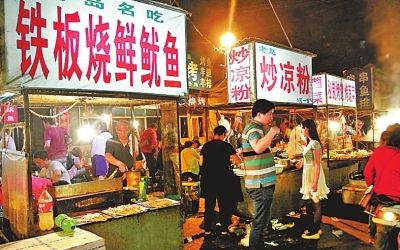 夜市大排档已经成了城市居民夏天晚餐的聚集地.