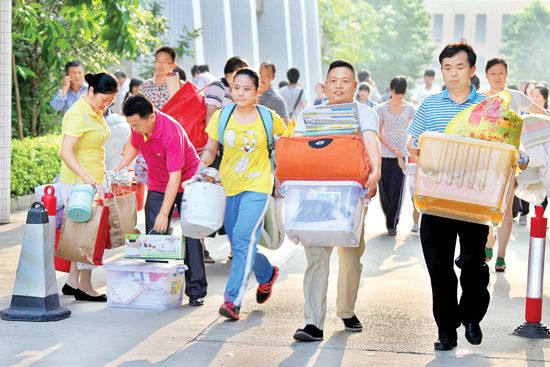 高考结束 惠州师生抱团痛哭话离别