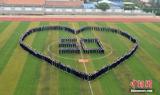 6月9日,济南孙村中学第50届毕业生用队列摆出心形和50的字样欢庆