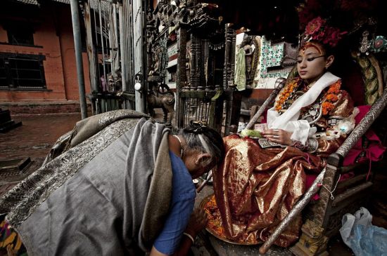 尼泊尔神秘“活女神” 退休后学走路