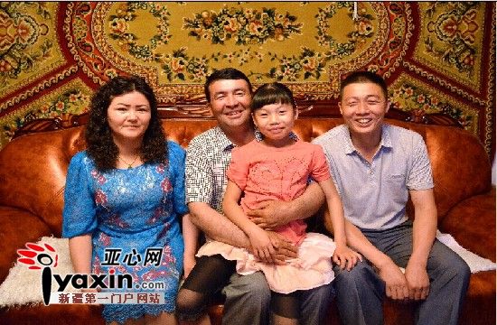 吐汗 买买提,艾尼库 尔班,艾丽菲热(刘金淼),刘庆明 (从左到右)相聚