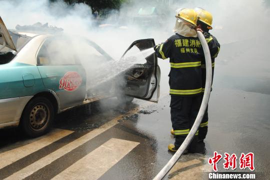 市罗源县凤山镇凤南东路家福饭店门口一辆出租车在行驶途中突然着火