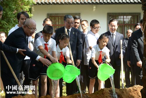 胡启立主席,吴伯雄荣誉主席共值纪念树