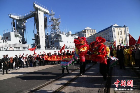 中国海军舰艇编队访问南非港口开普敦(图)