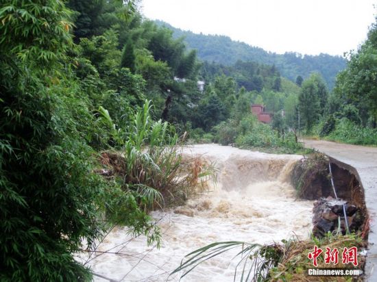 江西遂川遭特大暴雨袭击 民房倒塌公路被毁