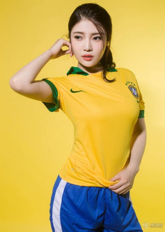 素有"最美足球宝贝"之称的性感女星徐冬冬身着巴西足球队服拍摄最新