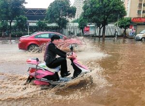 昆明降大雨多处淹积水 道路交通受到不同程度