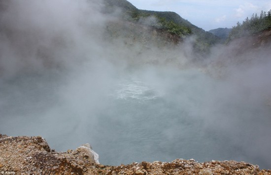 身于岛南部火山区的山谷中。湖长不过90米,但