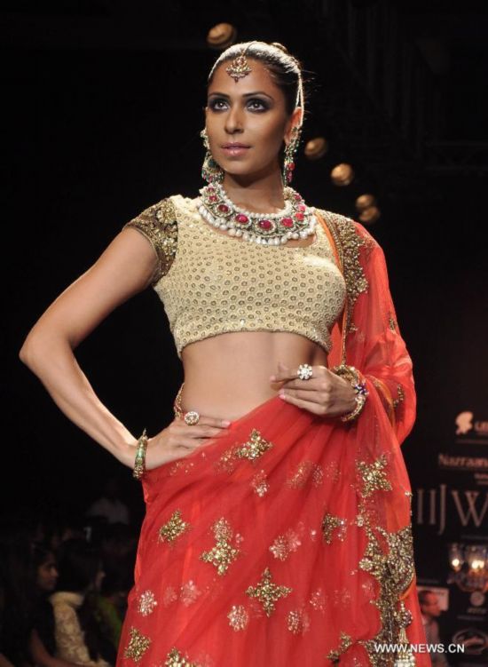 Models display the collection of jewellery designer Vijay Golecha at India International Jewellery Week 2014 in Mumbai, India, July 16, 2014.