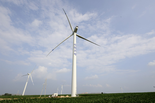 鹤壁首个大型风力发电工程预计本月底安装完毕