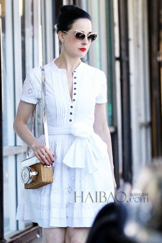欧美明星演绎白色连衣裙单品 清新脱俗气质美