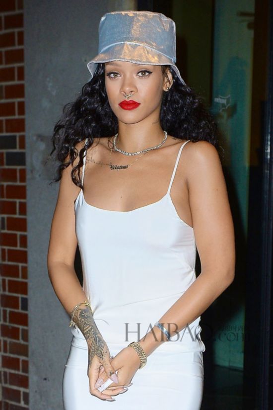 蕾哈娜(rihanna)欧美明星演绎白色连衣裙单品图片来自wenn