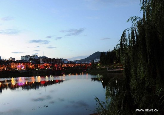 Photo taken on July 24, 2014 shows the evening scenery of Shuangbai County, southwest China's Yunnan Province, July 24, 2014. (Xinhua/Yang Zongyou) 