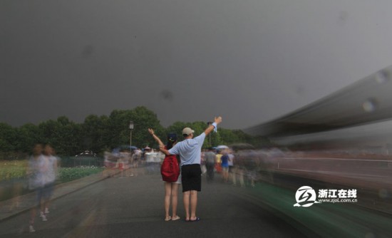 组图:杭州出现雷暴天气 市区不少路段出现积水