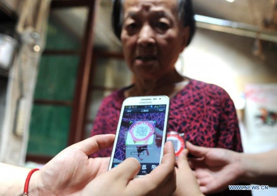 Dingxiang community in Hefei gave out the first batch of personal two-dimension code cards to people over 80 years old. The card can provide the holder's basic imformation when they get lost.