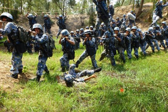 中国海军陆战队女兵魔鬼训练:场面残酷挑战女汉子极限