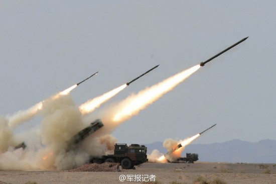 中国军方公开新型远程火箭炮群发射画面
