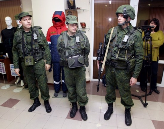 俄罗斯士兵展示最新单兵作战装备