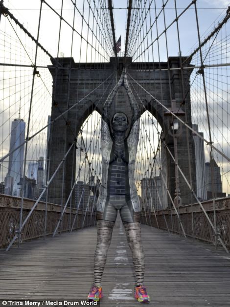 城市中的隐身人:美国艺术家的人体彩绘艺术【