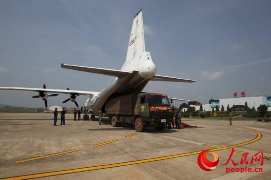 (完)  2014年8月6日凌晨,在成都邛崃机场,成都空军航空兵某师官兵在