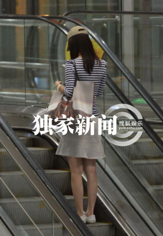 美女主播涂经纬回京装扮清爽 获男子殷勤接机【3】