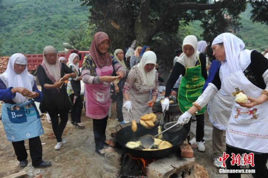 鲁甸回族女性为受灾民众自制清真食物(图)