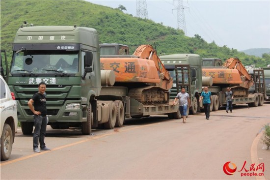 师徒挖掘机手争抢时间疏通灾区道路防范堰塞湖