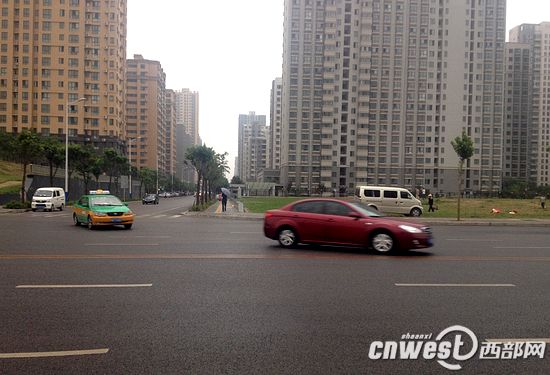 西安电子四路和子午大道路口太 坑 :左转就压线