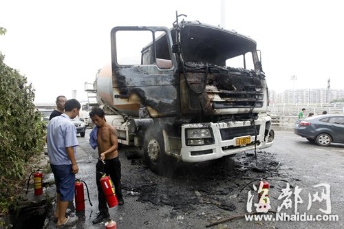 湾边大桥上一车自燃 路过两辆水泥搅拌车客串