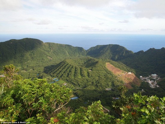 揭秘建在活火山口内的日本村庄(图)