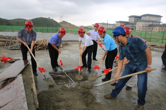 广西中医药大学仙葫校区两栋学生宿舍封顶