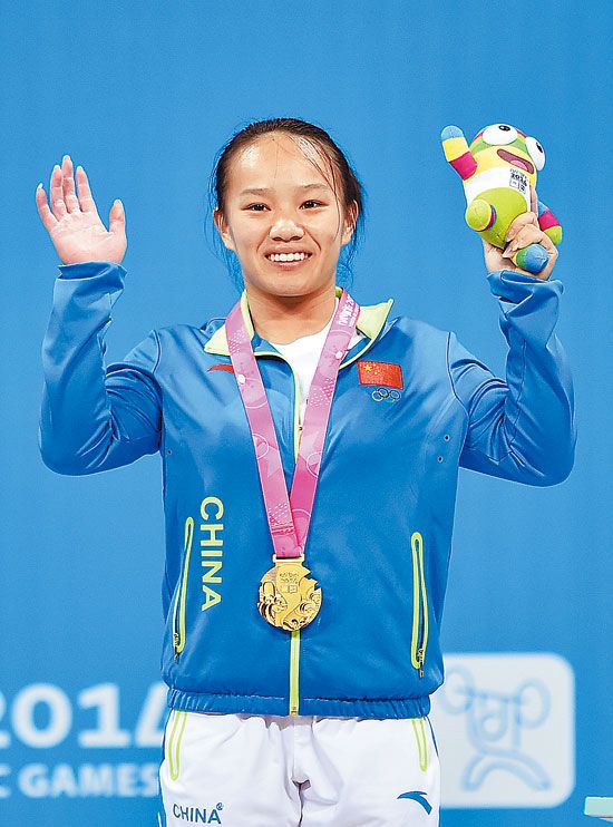广西女汉子勇夺青奥会中国首金 打破世界青年纪录