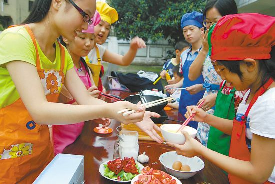 江苏大学学生进街道 教小朋友学生活技能