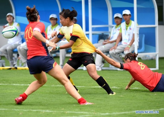 Liu Xiaoqian (C) of China competes during the women's pool between China and Spain of rugby sevens event at the Nanjing 2014 Youth Olympic Games