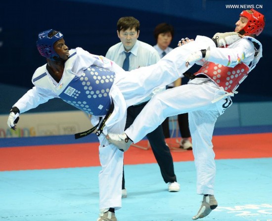 Yoann Miangue(L) of France and Denys Voronovskyy of Ukraine compete in the men+73kg final of Taekwondo event during Nanjing 2014 Youth Olympic Games in Nanjing, capital of east China’s Jiangsu Province, on Aug. 21, 2014. 