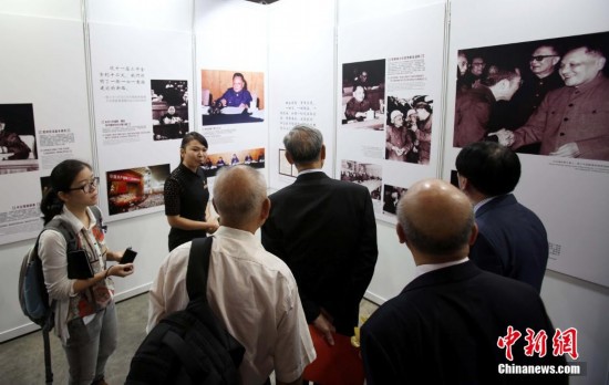邓林出席香港"纪念邓小平诞辰110周年"展览