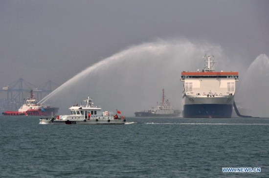 A marine rescue drill is held on the sea water off Tianjin, north China, Aug. 26, 2014. Some 200 people and 16 vessels were involved in the drill here on Tuesday.