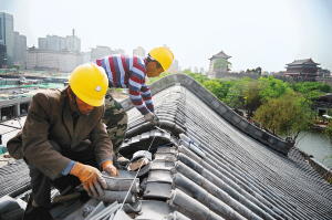 　　建筑工人在南门外工地仿古楼顶砌瓦