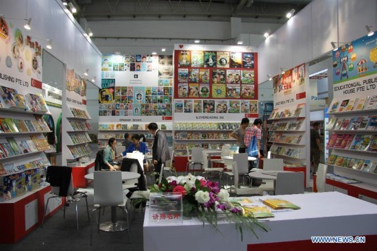 People visit the 21th Beijing International Book Fair in China International Exhibition Center in Beijing, capital of China, Aug. 27, 2014. More than 2,162 exhibitors from 78 countries and regions participate in the book fair. The book fair, which consists of four exhibition halls, was opened on Wednesday. (Xinhua/Liu Xianguo)